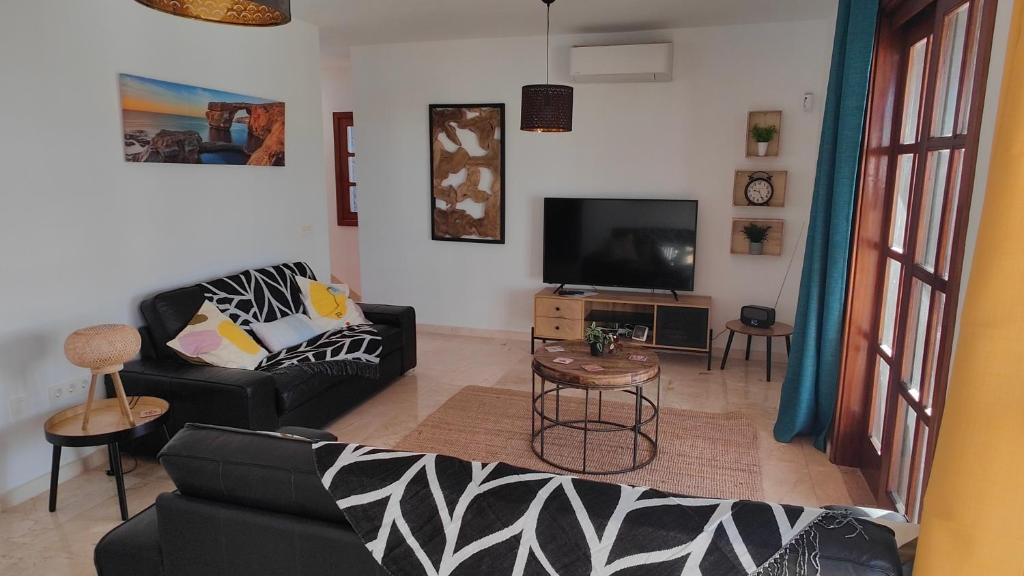 A television and/or entertainment centre at Casa del Sol Naciente - heated pools - wifi - UK,BE,NL,FR TV channels