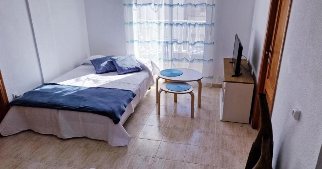 Posteľ alebo postele v izbe v ubytovaní TORREVIEJA Apartamento
