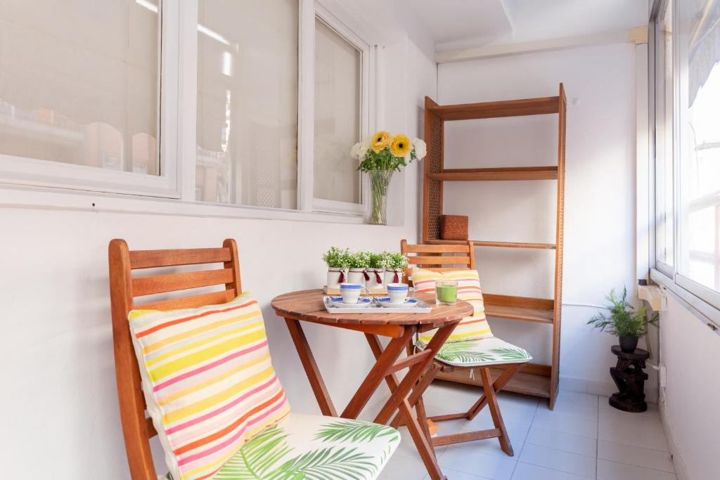 a small table and two chairs in a room at Urban Chic by Fidalsa in Alicante