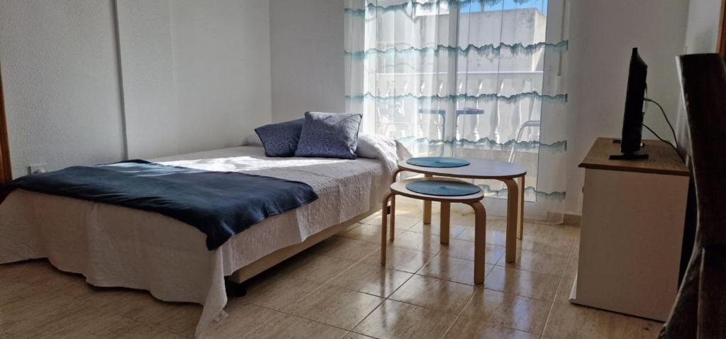 Posteľ alebo postele v izbe v ubytovaní TORREVIEJA Apartamento