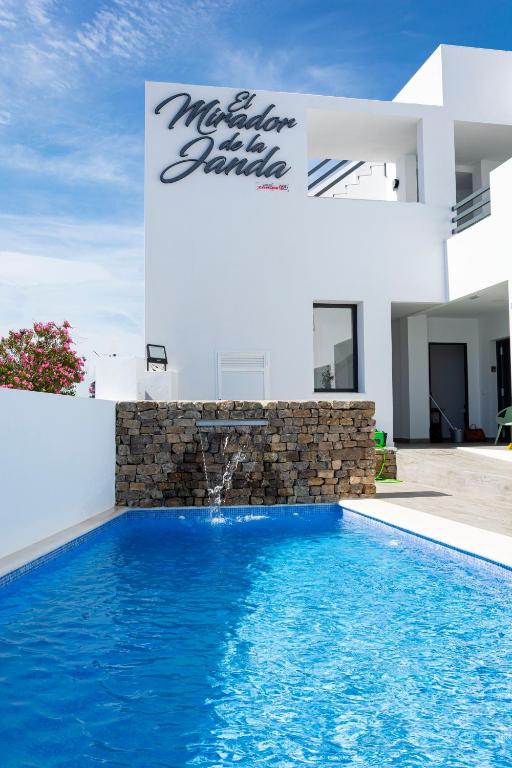 Bazén v ubytovaní Apartamentos El Mirador de la Janda alebo v jeho blízkosti