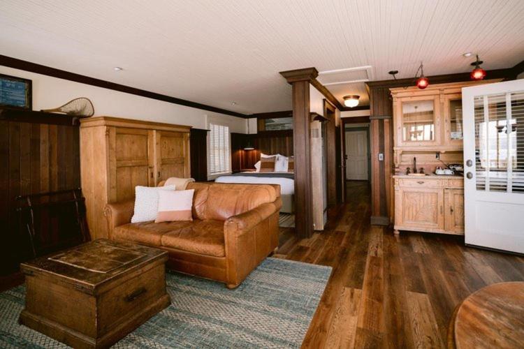Nick's Cove - Bungalow - Frente De Agua