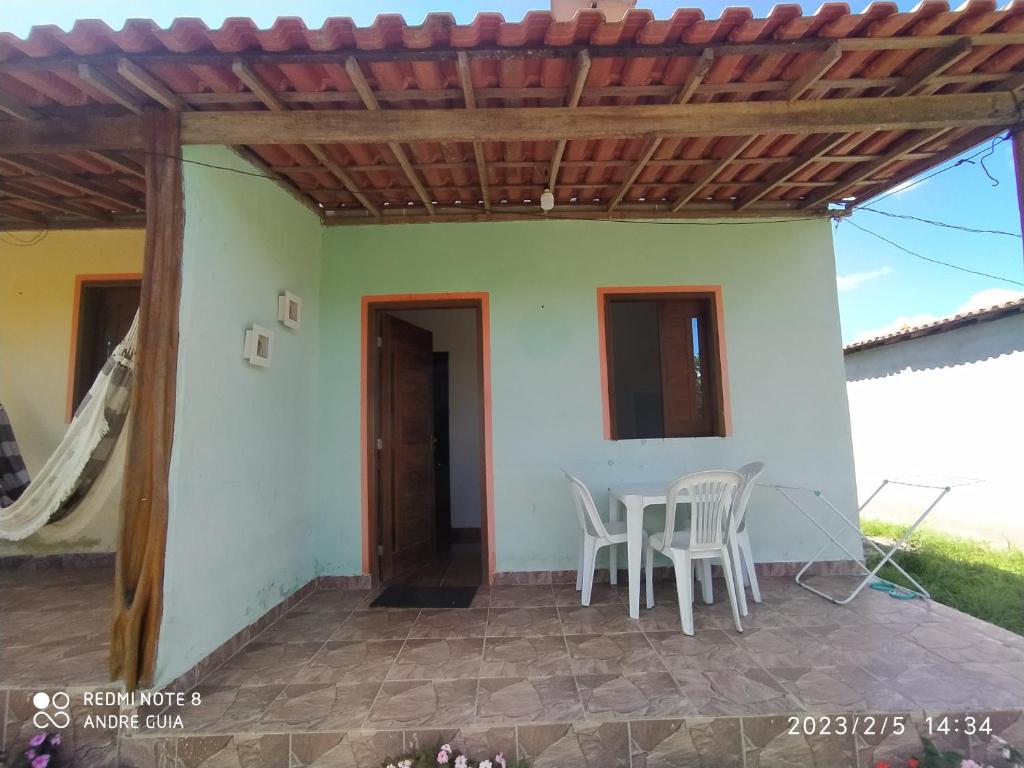 伊比科阿拉的住宿－Encontro dos passaros，一个带木制凉棚的庭院
