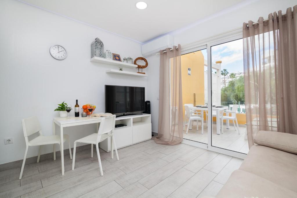 Televízia a/alebo spoločenská miestnosť v ubytovaní Orlando Luxury Costa Adeje