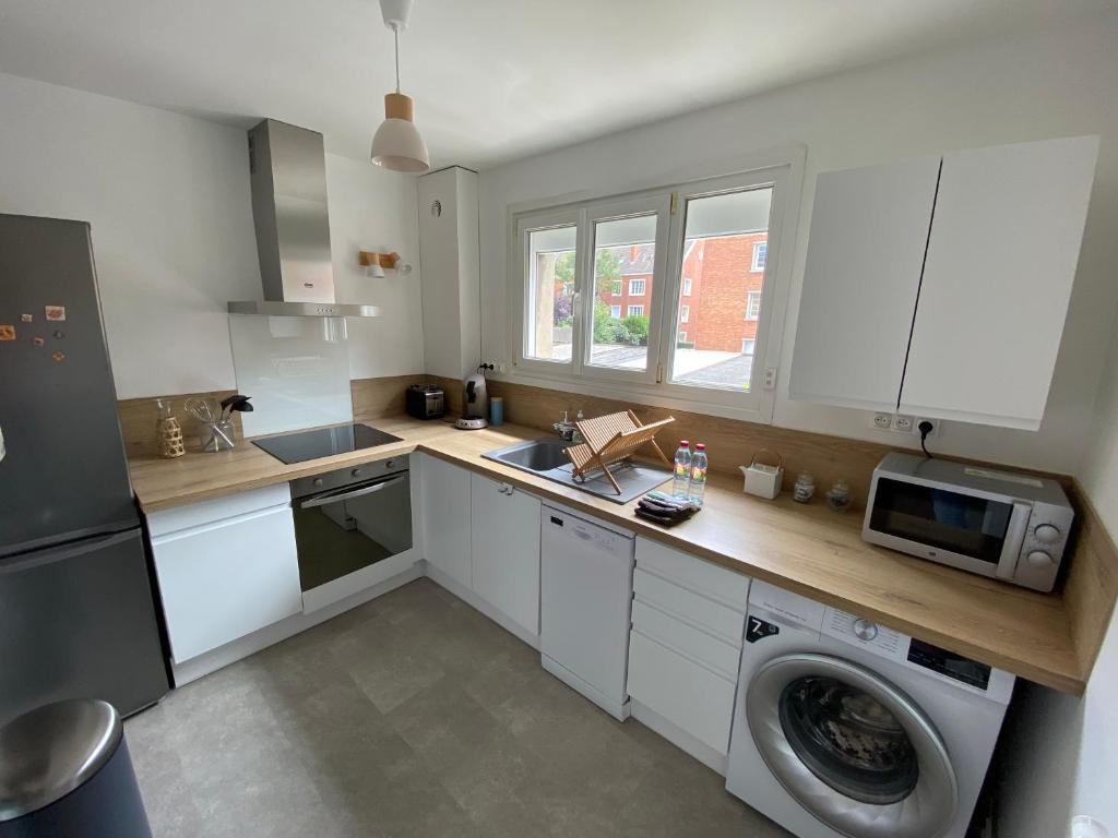 Kuchyňa alebo kuchynka v ubytovaní Chez Mathilde Appartement Calais Nord Citadelle