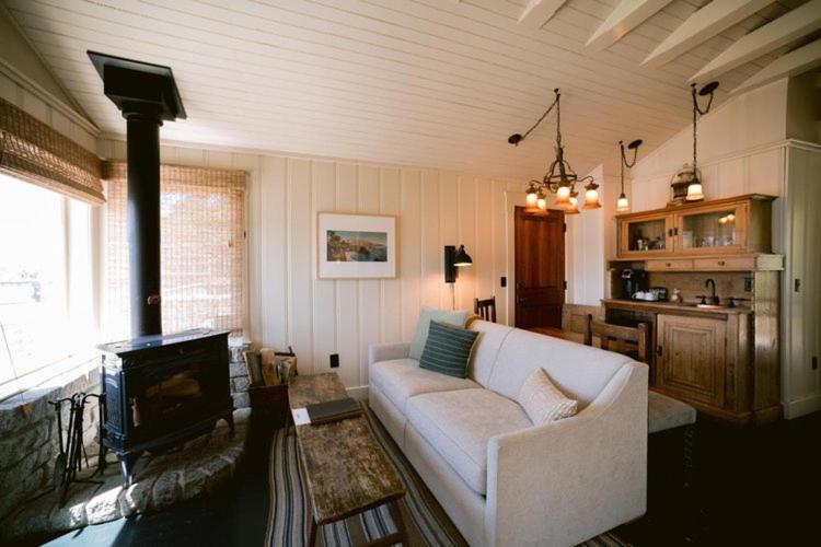 sala de estar con sofá blanco y chimenea en Nick's Cove, en Marshall