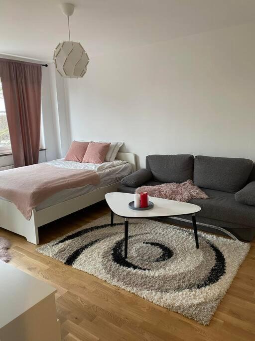 sala de estar con sofá y mesa de centro en A charming central one room apartment., en Malmö