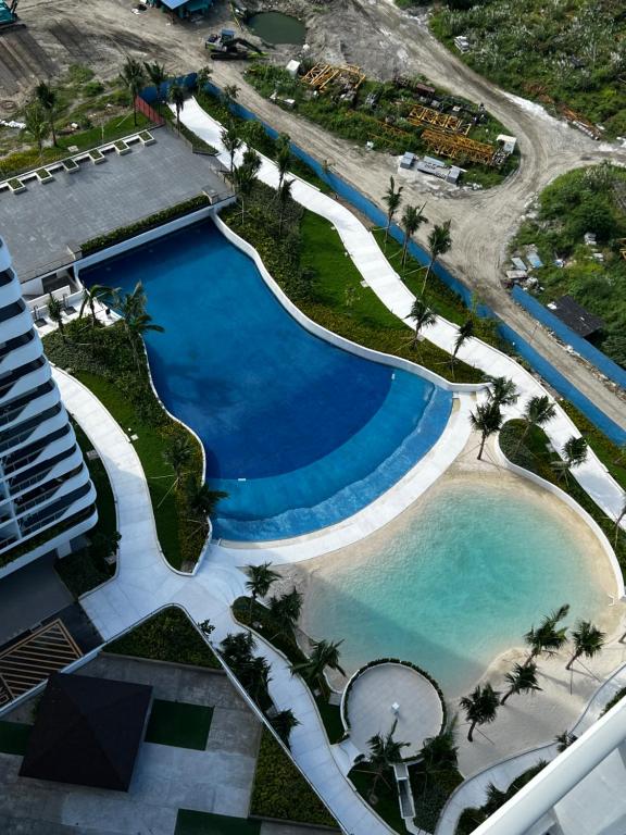 eine Aussicht auf einen Pool in einem Resort in der Unterkunft Haldis Suites in San Fernando