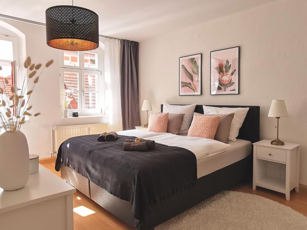 Ένα ή περισσότερα κρεβάτια σε δωμάτιο στο Fynbos Apartments in der Altstadt, Frauenkirche, historisch, Parkplatz