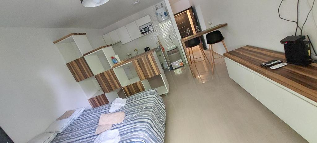 Habitación pequeña con cama y escritorio. en Alquiler Temporario Rosario 8 en Rosario