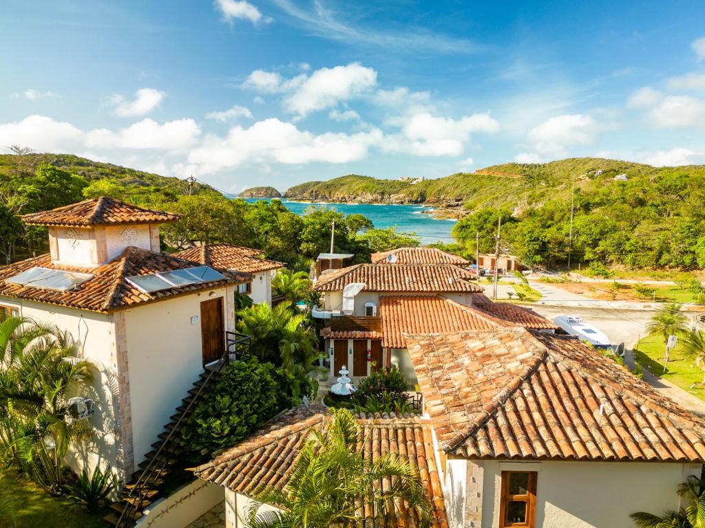 una vista aérea de las casas y del océano en Le Village Boutique Hotel, en Búzios