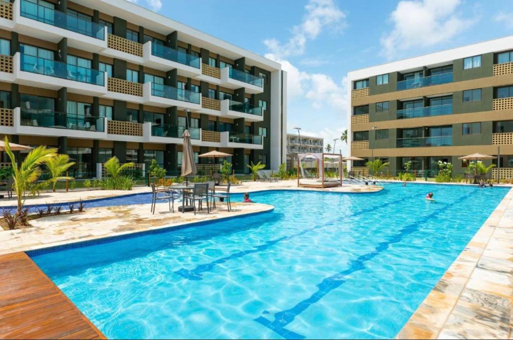una piscina di fronte a un edificio di Porto Beach Resort - Mana Beach Experience a Porto De Galinhas