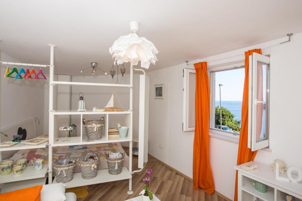 una stanza con scaffali bianchi e una finestra di A bright hideaway a Dubrovnik