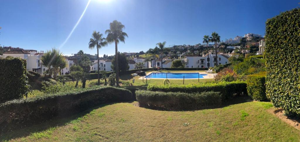 Bazén v ubytovaní Superior 3BR GolfLA Apartment Minutes from Puerto Banus & Marbella alebo v jeho blízkosti