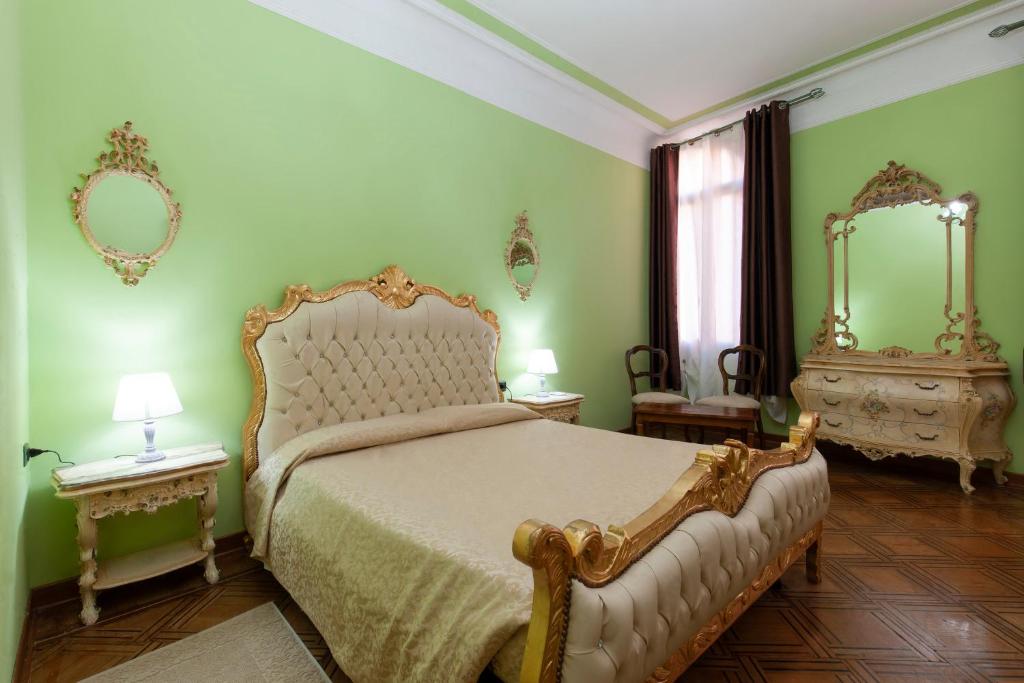 a bedroom with a bed and two tables and a mirror at Simon’ Secret in Venice