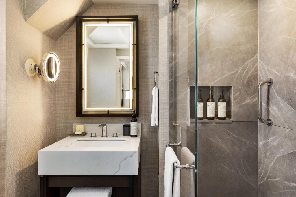 Fairmont Banff Springs - Fairmont 1 Queen Room