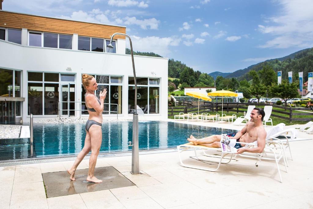 Bazén v ubytování Gesundheits- & Wellness Resort Weissenbach nebo v jeho okolí