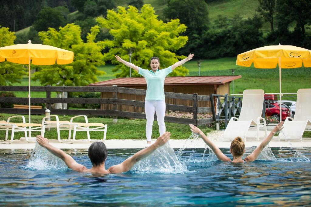 Bazén v ubytování Gesundheits- & Wellness Resort Weissenbach nebo v jeho okolí