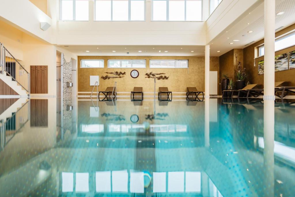 Bazén v ubytování Gesundheits- & Wellness Resort Weissenbach nebo v jeho okolí