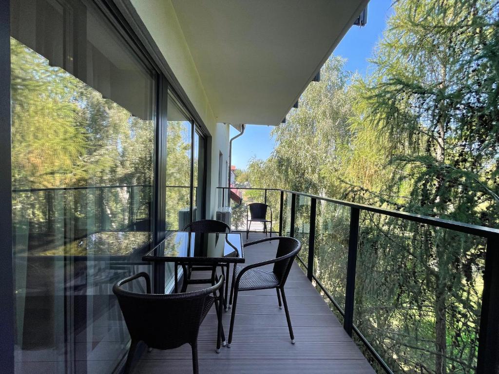 Balkón alebo terasa v ubytovaní Lake Club Apartments - LoftAffair