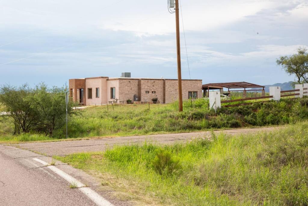 an empty road in front of a brick building at Casa de campo con vistas espectaculares in Nogales