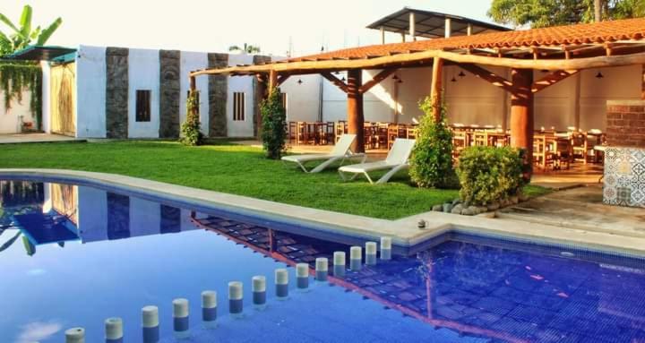 un complejo con piscina y restaurante en BM Zihua Casa de Huéspedes, en Zihuatanejo