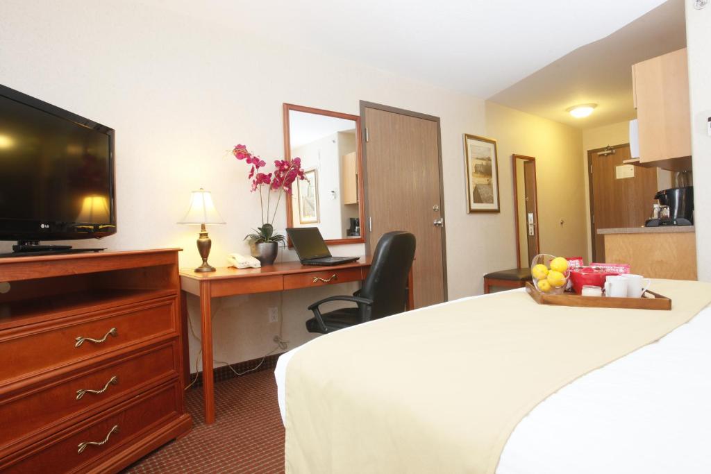 TV a/nebo společenská místnost v ubytování Stonebridge Hotel Dawson Creek