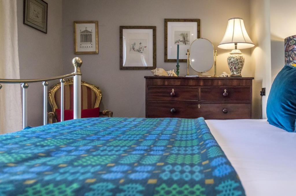 Top Joes Townhouse - Deluxe King Room