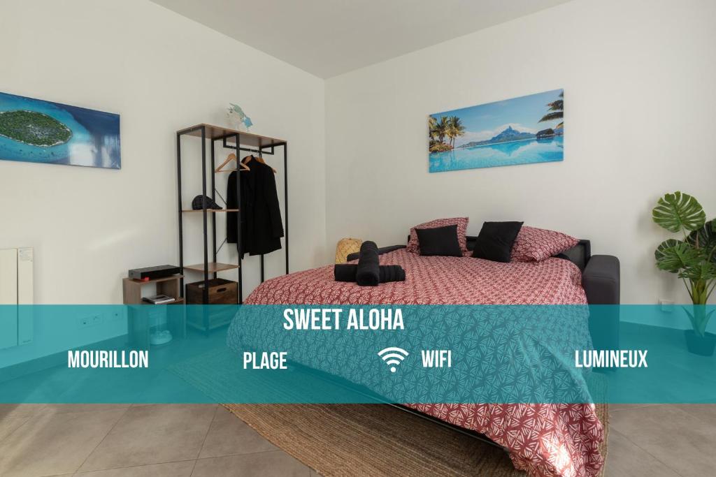 a bedroom with a bed in a room at Sweet Aloha - Le Mourillon -Host in Toulon