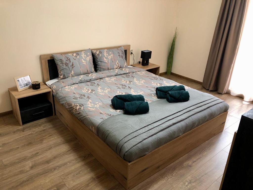 een slaapkamer met een bed met 2 kussens erop bij Luxury apartment 1 Free Underground Parking in Pazardzhik