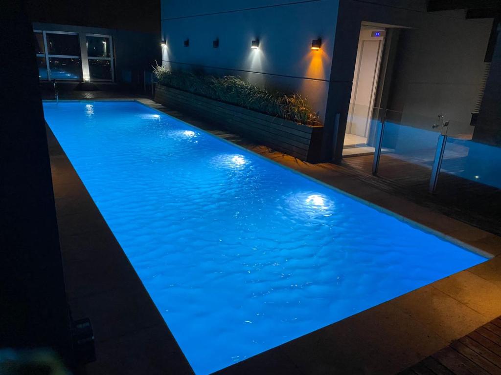 una piscina iluminada por la noche en una casa en Zgodan en Buenos Aires