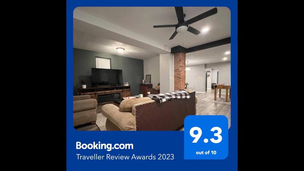 una foto di un soggiorno con ventilatore a soffitto di **Stylish Pet Friendly 3 Bedroom House** a Cleveland