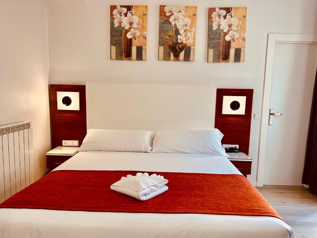 A bed or beds in a room at Hostal Abadia Madrid