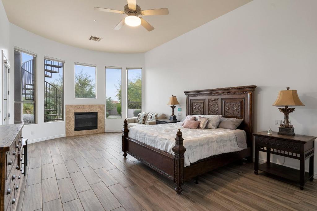 1 dormitorio grande con 1 cama y chimenea en 1 Acre 5 Bedroom 1 Den Custom Home with Private Pool Hot tub Sport Court in Luxury Neighborhood en Scottsdale