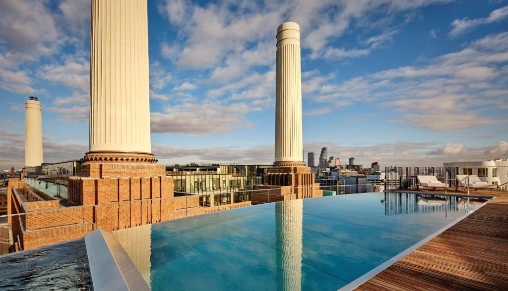 een uitzicht vanaf het dak van een gebouw met zuilen bij art'otel London Battersea Power Station, Powered by Radisson Hotels in Londen