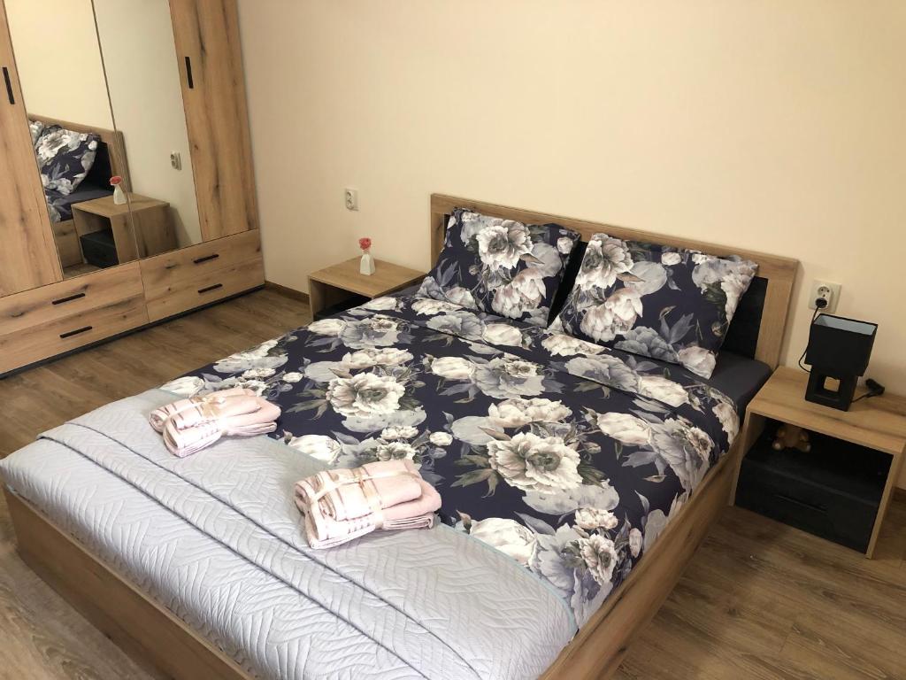 um quarto com uma cama com um cobertor preto e branco em Luxury apartment 2 Free Underground Parking em Pazardzhik