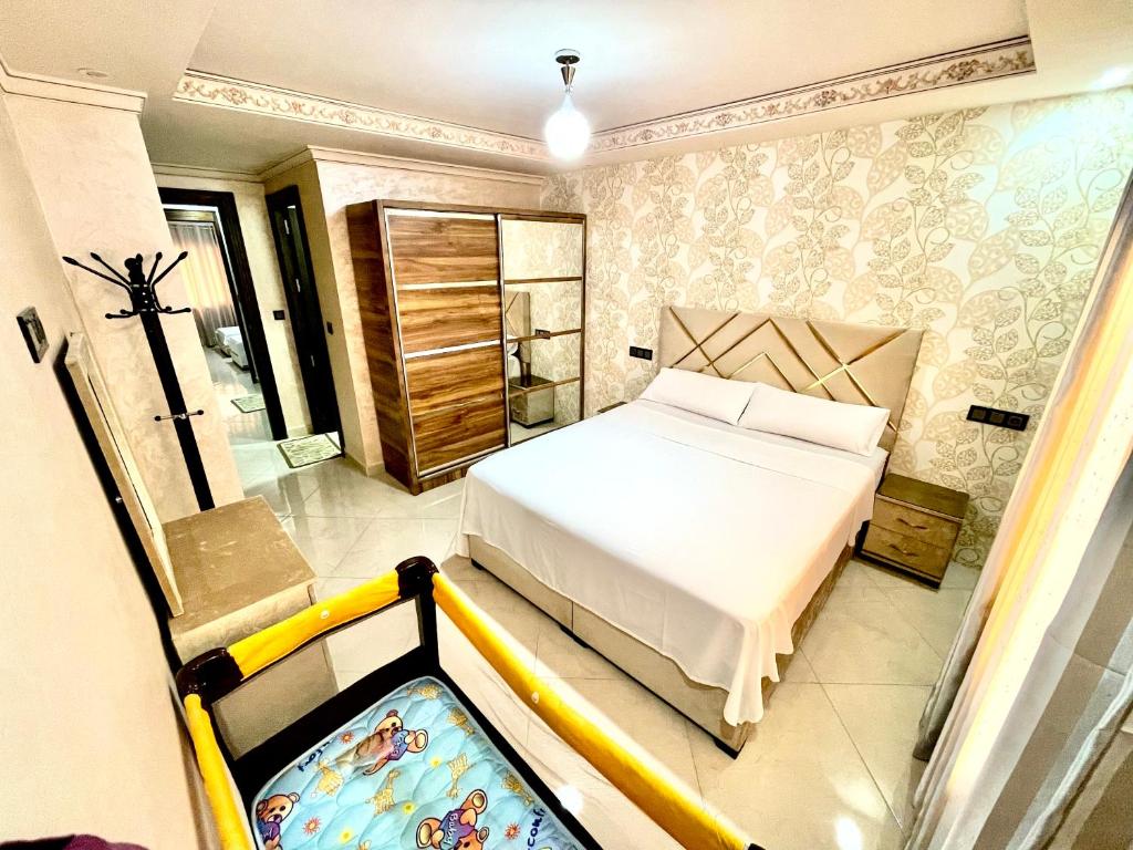 - une chambre avec un lit et un lit bébé dans l'établissement Marchica bay 20 holiday apartment, à Nador