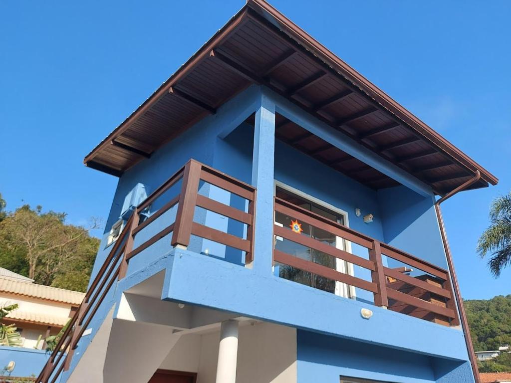Casa azul con balcón en Loft Barra da Lagoa, en Florianópolis