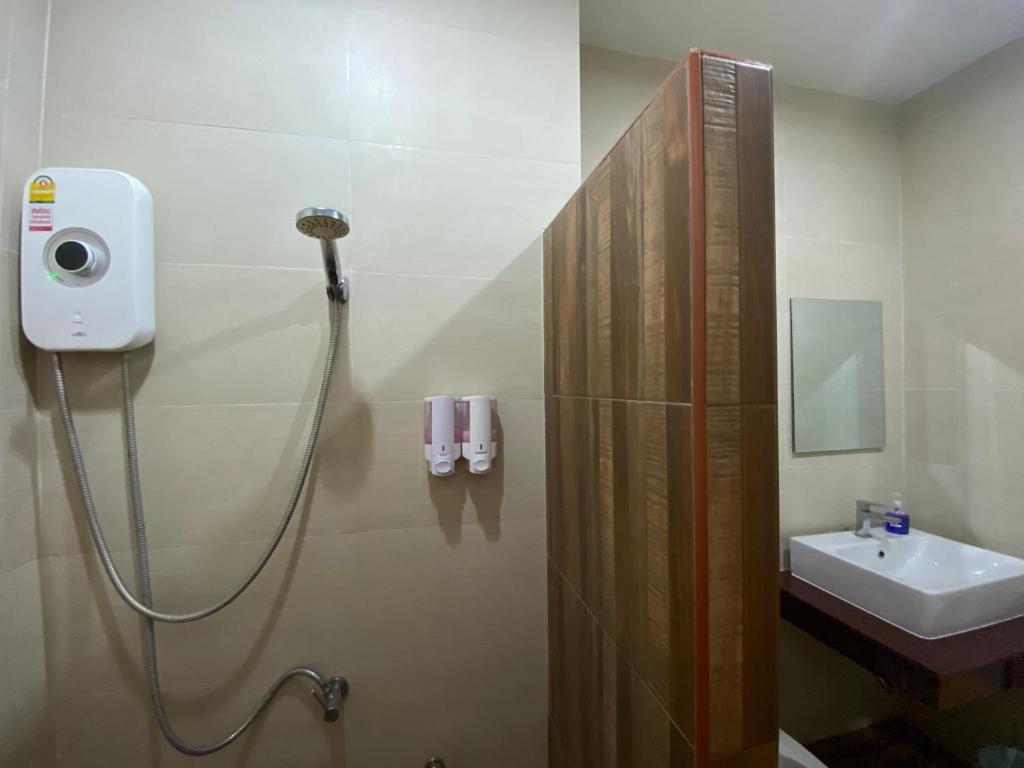 un bagno con doccia e lavandino di The 9th House a Krabi town