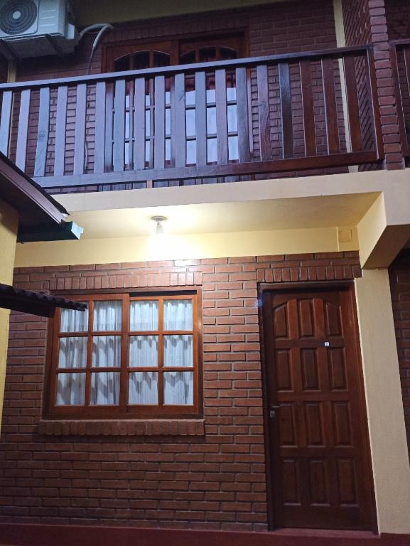 Casa con balcón y puerta en Alojamiento céntrico florida en Puerto Iguazú