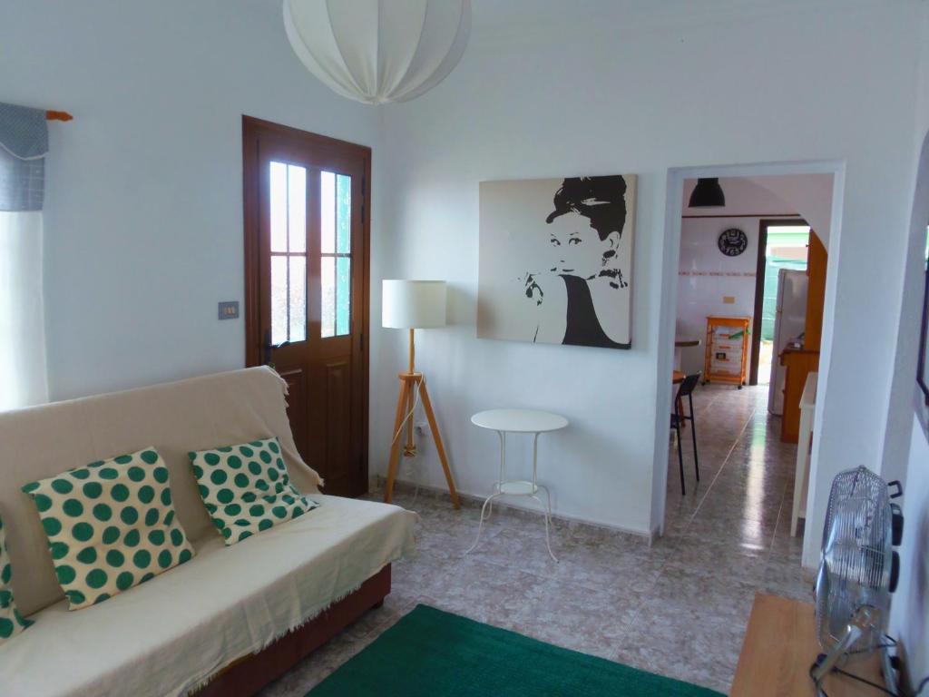 uma sala de estar com um sofá e uma mesa em La Estancia en La Frontera El Hierro em Jerez de la Frontera