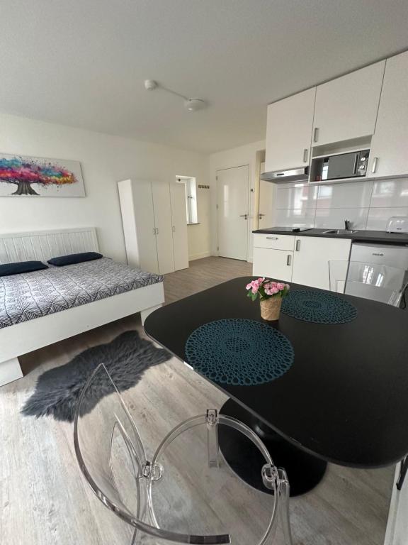 a living room with a black table and a bed at Annalisa Guest House Centrum in Enschede