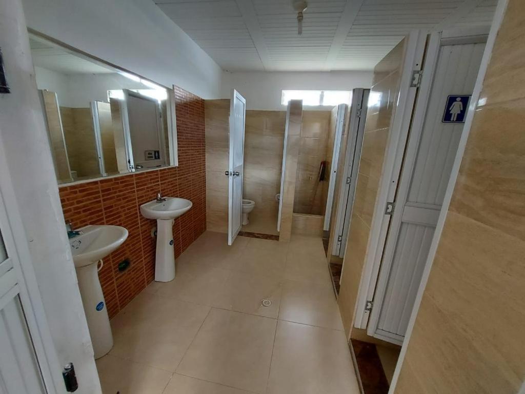 een badkamer met 2 wastafels, een douche en een toilet bij CASA QUINTA VILLA ESPERANZA in Guayabal