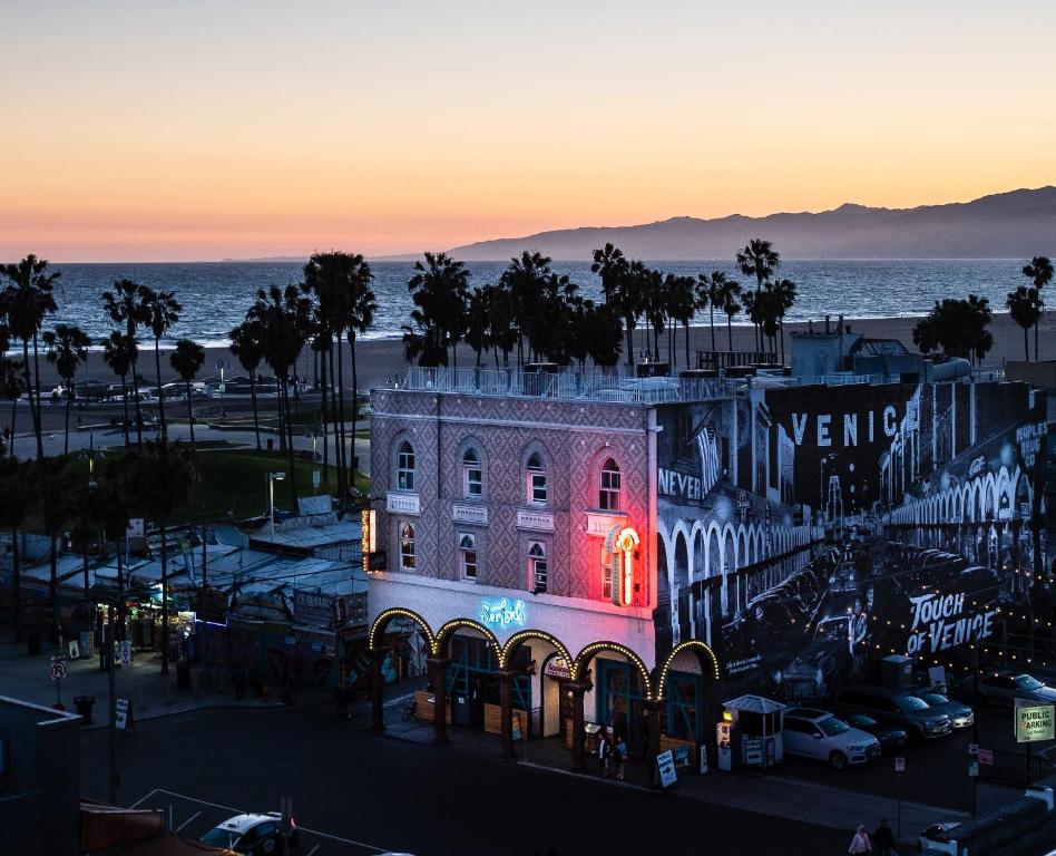 un bâtiment avec une lumière rouge en face de l'océan dans l'établissement Samesun Venice Beach, à Los Angeles