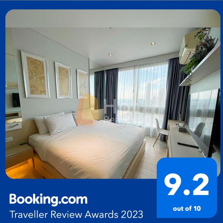 a hotel room with a bed and a desk at Veranda Residence by VS in Na Jomtien