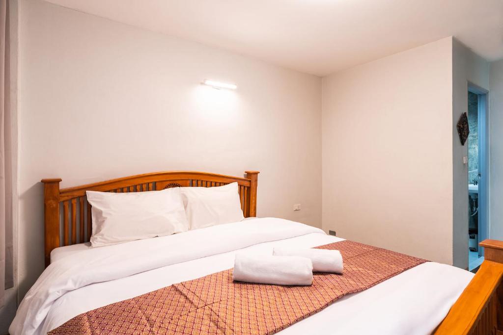een slaapkamer met een bed met twee handdoeken erop bij GO INN Khaosan Road - โก อินน์ ตรอกข้าวสาร in Bangkok
