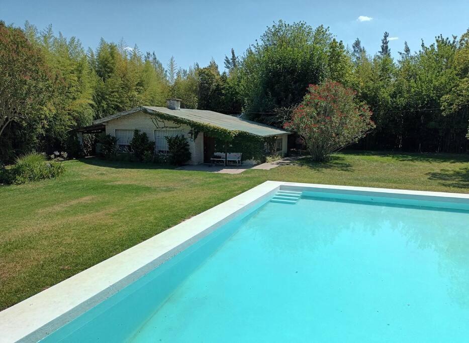 una gran piscina azul frente a una casa en Quinta El Tala en Lobos
