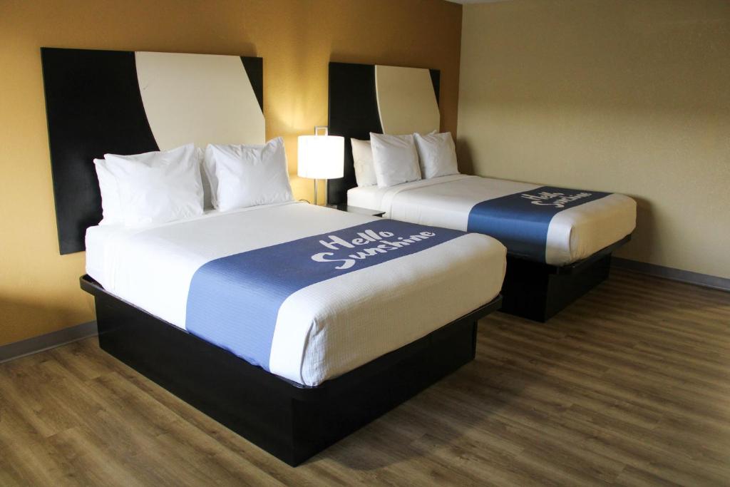 duas camas num quarto de hotel com em Days Inn by Wyndham Bend em Bend