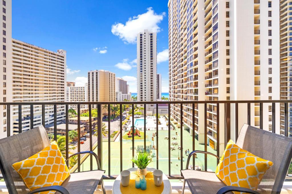 City & Ocean View Near Waikiki Beach with Parking_1