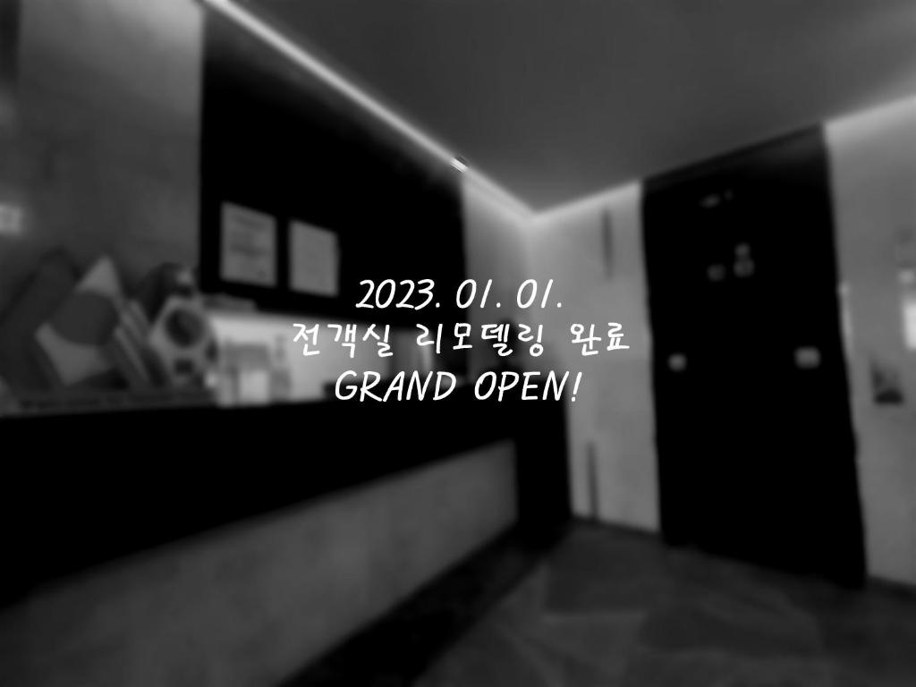 una imagen de una habitación con espejo y puerta en Yeoubi Hotel, en Jinju